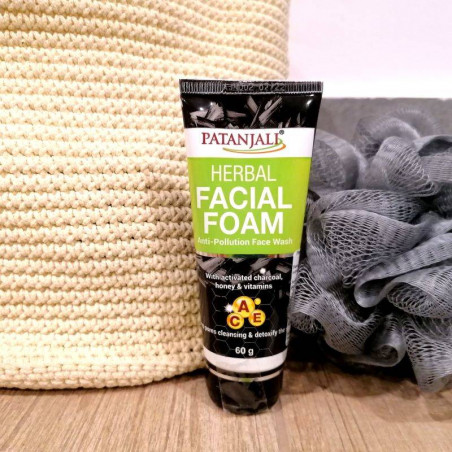 Pianka do mycia twarzy z węglem aktywnym, glinką multani mitti i miodem Patanjali